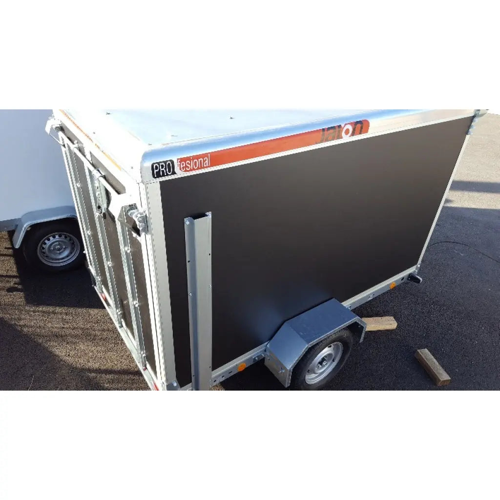 Remolque tipo furgón B09002 de gran capacidad con 750 kg de MMA.
